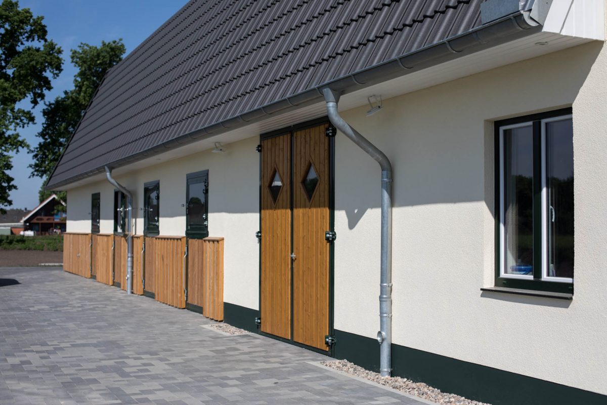 Pferdeboxen mit großen Fenstern Pferdeboxen mit großen Fenstern